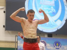 Сенсационно завершился турнир по мас-рестлингу Харлампия Васильева в Якутске