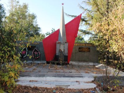 Могила гвардии старшего лейтенанта, летчика-истребителя В.Н.Бессонова и памятный знак в честь воинов-односельчан погибших в годы Великой Отечественной войны