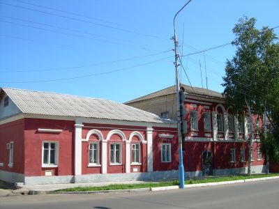 Купеческая усадьба. Кирпичное 2-х этажное здание