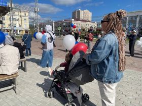 В Якутске ко Дню флага России вручили паспорта юным горожанам и награды участникам СВО