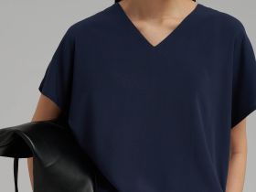 Свободная блузка с v-вырезом