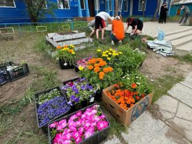 Волонтеры «Полиметалла» сделали цветочный подарок школе-интернату