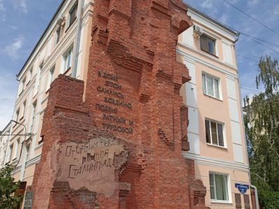 "Дом Павлова" - передовой бастион обороны Сталинграда в 1942 г. Этот дом героически защищала группа бойцов 13 Гвардейской дивизии под командованием сержанта Павлова Якова Федоровича