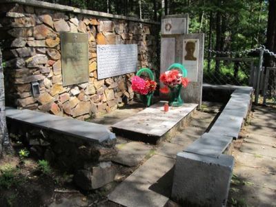 Могила инженера-изыкателя ж. д. трассы «Абакан-Тайшет» Кошурникова А.М., погибшего в октябре 1942 года при исполнении служебных обязанностей