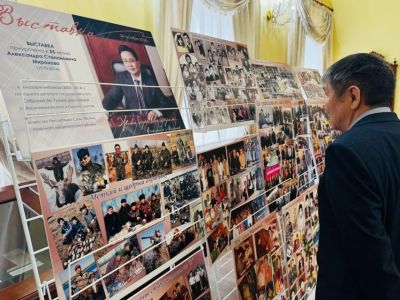 «Живи, даря себя другим»: в Якутске открыли выставку памяти Александра Миронова