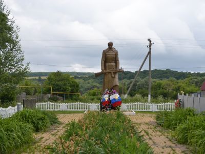 Братская могила советских воинов, погибших в боях с фашистскими захватчиками в 1943 году. Захоронено 246 человек, имена установлены. Обелиск