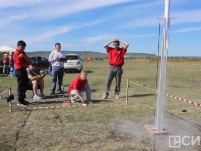 Школьники запустили самодельные ракеты у села Хатассы