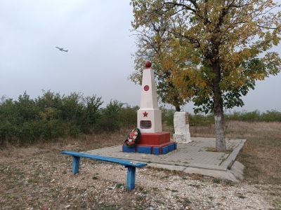 Братская могила 7800 мирных жителей, замученных немецко-фашистскими оккупантами в годы Великой Отечественной войны. На могиле  установлен обелиск