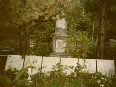 Воинское кладбище 697 захороненных советских воинов, погибших в боях с фашистскими захватчиками (2 могилы)