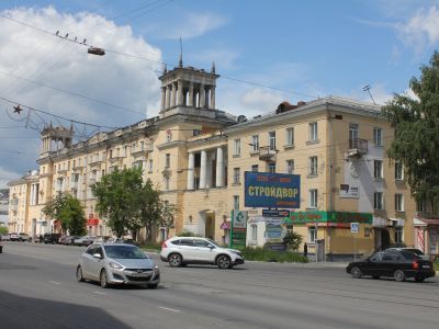 Дом жилой с барельефами