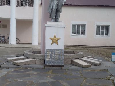 Братская могила советских воинов, погибших в боях с фашистскими захватчиками