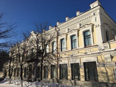 Двухэтажное здание гостиницы в духе эклектики