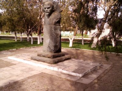 Памятник В.И.Ленину (скульптор Н.И.Петрова)