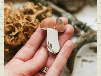 Деревянная брошка Дворникова А. "Сыроежка с листиком"