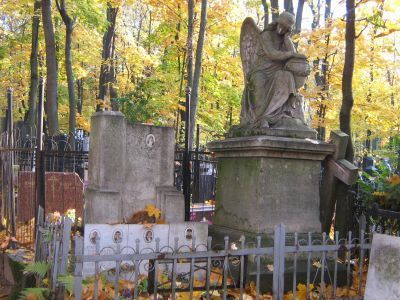 Надгробие на семейном захоронении Гарновских, кон. XIX в., итальянский скульптор (?) - Гарновской Марии Николаевны, (1862-1895 гг.) - Горновской Изабели (?-1887 гг.)