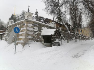 Терраса с фасадом на ул. Московскую и подпорной стенкой по ул. К. Маркса