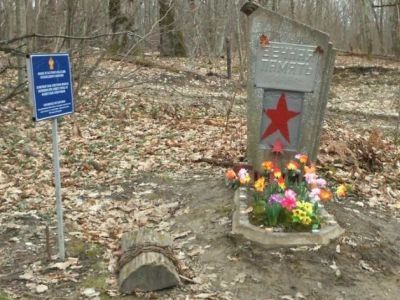 Памятный знак советским воинам, погибшим при защите города от фашистских захватчиков
