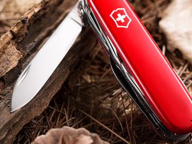 Нож перочинный Victorinox Mountaineer, сталь X55CrMo14, рукоять Cellidor®, красный
