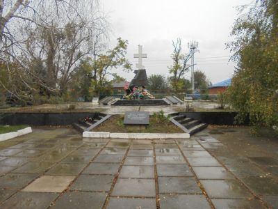 Братская могила партизан, погибших в годы гражданской войны, и мирных жителей, погибших в Отечественную войну