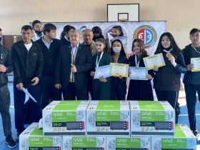 Участники Чемпионата Узбекистана по мас-рестлингу приветствуют друзей по всему миру