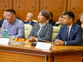 Айсен Николаев вручил государственные награды отличившимся якутянам