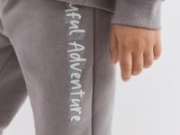 Серые спортивные брюки Jogger с принтом девочки Глория Джинс