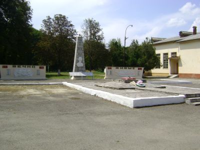 Братская могила 33 красных партизан, погибших в годы гражданской войны, и 10 советских воинов, погибших в боях с фашистскими захватчиками