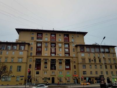 Жилой дом Главсевморпути ("Дом полярников"), 1901 г., 1936-1937 гг., архитекторы А.Ф.Мейснер, Е.Л.Иохелес. Здесь в разные годы жили Г.А.Ушаков, М.П.Белоусов, Н.Н.Зубов, А.В.Ляпидевский, И.И.Черевичный, П.П.Ширшов и другие