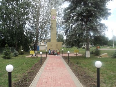 Братская могила советских воинов, где похоронен Герой Советского Союза лейтенант Панин Борис Владимирович