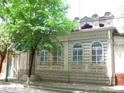 Дом жилой. Здесь в 1917 г. размещался первый исполком Совета рабоче-крестьянских депутатов, председателем которого был И.И. Янковский