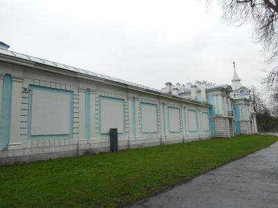 Ограда с угловыми башнями и пристройками