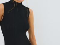 Вязаное платье в рубчик с воротником-стойкой, Черный