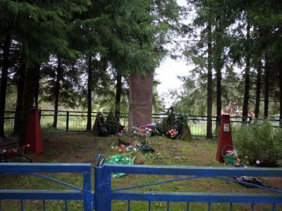 Памятник-стела на рубеже обороны подступов к Ленинграду в 1941 г., где сражались воины 3-й дивизии народного ополчения Фрунзенского района Ленинграда