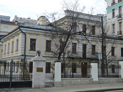 Главный дом, кон. XVIII в., 1814 г., 1897 г., архитектор С.В.Соколов. С 1872 г. в доме размещалась одна из первых частных женских гимназий в г. Москве С.А.Фишер