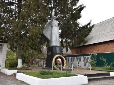 Братская могила советских воинов, погибших в боях с фашистскими захватчиками в 1943 году. Захоронено 7 человек, имена установлены. Обелиск