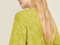 Футболка свободного силуэта с цветочным принтом