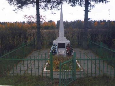 Братская могила 3 советских воинов, погибших в 1943 г. в бою с немецко-фашистскими захватчиками