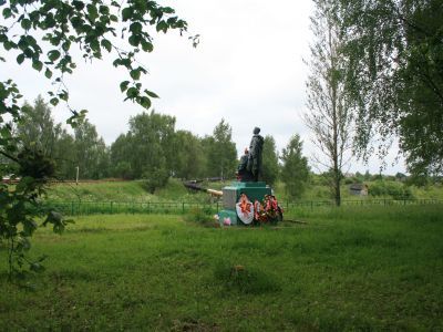 Братская могила 1250 воинов Советской Армии и партизан, погибших в 1941-1943 гг. в боях с немецко-фашистскими захватчиками