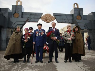 В Якутске возложили цветы к монументу павшим воинам-якутянам