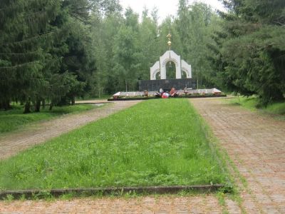 Братская могила воинов Советской Армии, погибших в боях с немецко-фашистскими захватчиками в период Великой Отечественной войны 1941-1945 гг.