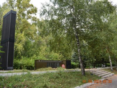 Обелиск на братской могиле 69 воинов, умерших от ран в госпиталях города