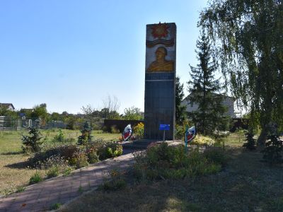 Братская могила советских воинов, погибших в боях с фашистскими захватчиками в 1943 году. Захоронен 51 человек, имена установлены