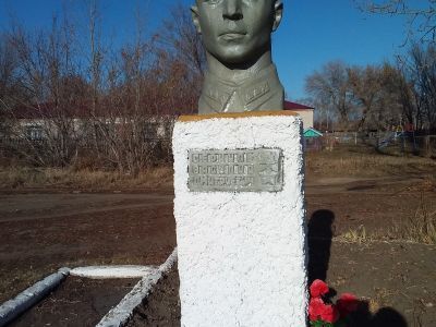 Памятник Герою Советского Союза В.Д.Серикову, участнику Великой Отечественной войны (1941-1945 гг.)