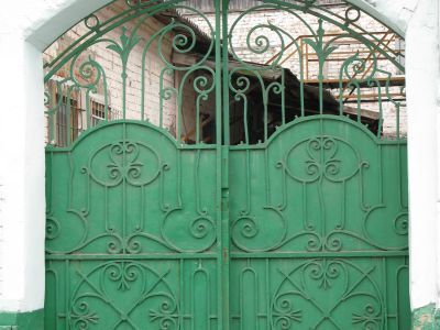 Кирпичные ворота с коваными створами