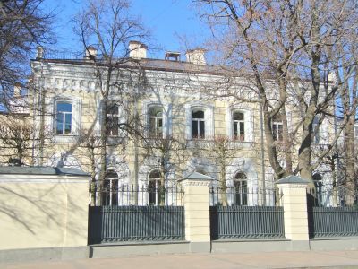 Главный дом, 1760-1769 гг., 1-я половина XIX в., 1860-е-1870-е гг., 1892 г., инженер-архитектор В.Г.Зелесский. Здесь в 1766-1800 гг. жил полководец А.В.Суворов