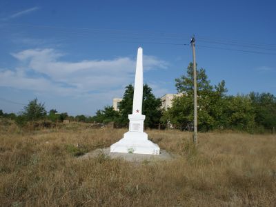 Братская могила советских воинов