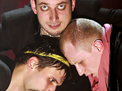 Трое на качелях