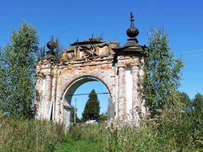 Ворота в ограде