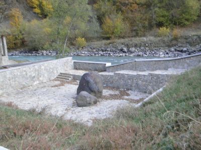 Входящая площадка с лестницей от автотрассы "Карачаевск-Учкулан"