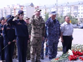 В День памяти и скорби в Якутске возложили цветы на площади Победы